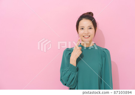 20 多歲的女性口腔護理粉紅色背景 87103894