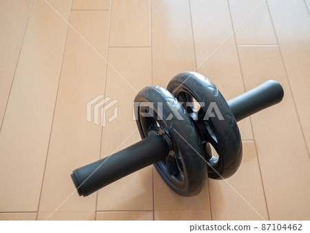 Home training with abdominal muscle roller Home training with abdominal muscle roller 87104462