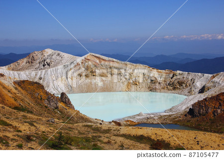 Mt. Shirane, which turns the surrounding mountain surface white and has a hot water kettle, is an active volcano. Mt. Shirane, which turns the surrounding mountain surface white and has a hot water kettle, is an active volcano. 87105477