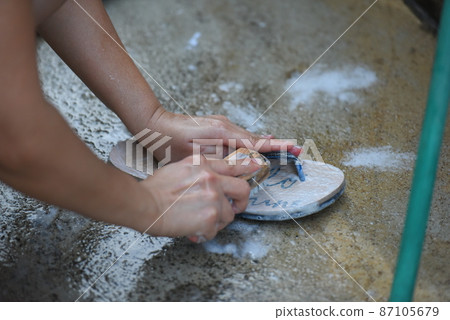 Clean the shoes with water by hand. 87105679