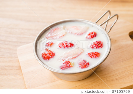 Milk strawberry jelly made with a Sierra cup Milk strawberry jelly made with a Sierra cup 87105769