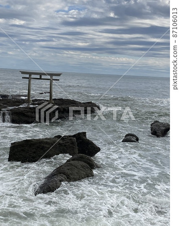 突入大海的岩石海岸上的大洗磯崎神社鳥居 突入大海的岩石海岸上的大洗磯崎神社鳥居 87106013
