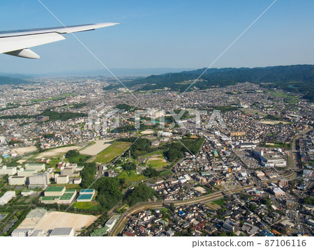 A residential area on the outskirts of Fukuoka City that can be seen from the cabin before landing 87106116