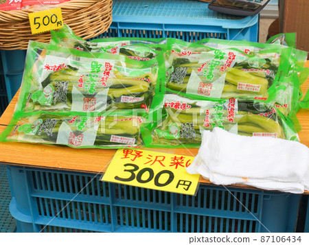 Nozawana pickles sold at the morning market in Nozawa Onsen, Nagano Prefecture Nozawana pickles sold at the morning market in Nozawa Onsen, Nagano Prefecture 87106434
