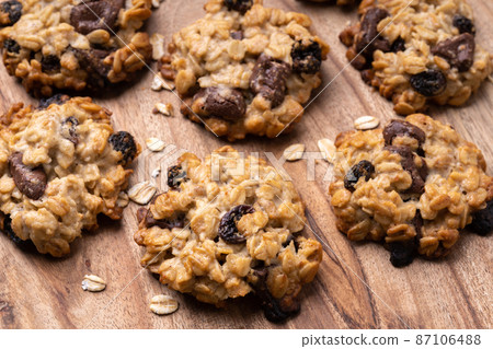 Oatmeal chocolate raisin cookies 87106488