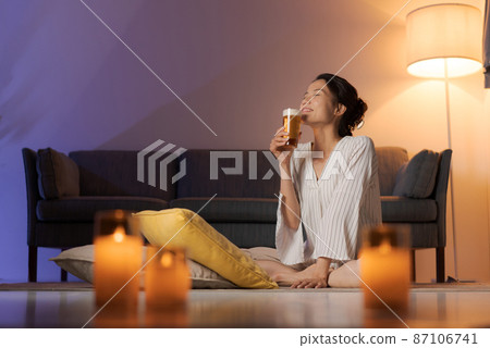 Woman drinking beer 87106741