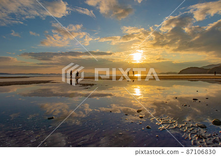 Sunset and reflection 87106830