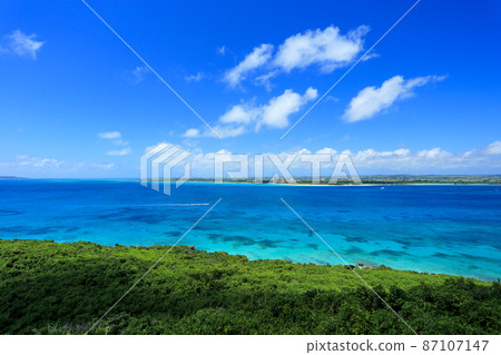 Okinawa: The beautiful sea of Miyakojima seen from Kurimajima Okinawa: The beautiful sea of Miyakojima seen from Kurimajima 87107147