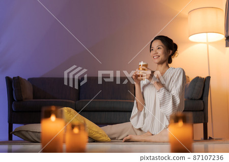 一個女人在看電視 87107236