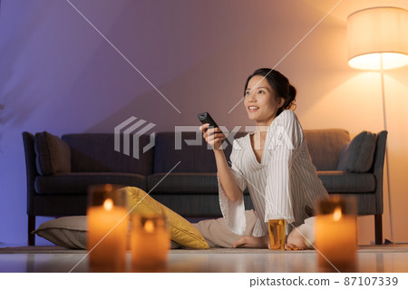 A woman watching TV 87107339