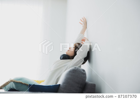 舒展在沙發的婦女 舒展在沙發的婦女 87107370