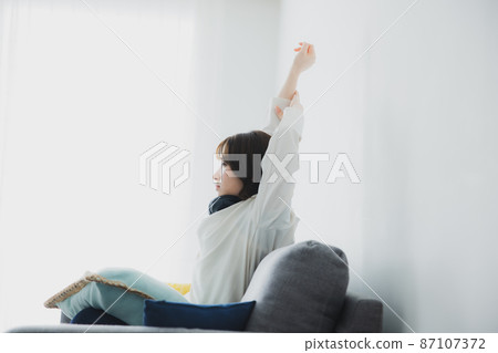 舒展在沙發的婦女 87107372