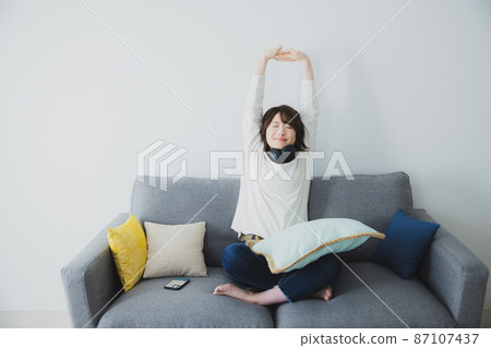 舒展在沙發的婦女 87107437