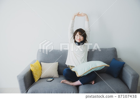 舒展在沙發的婦女 舒展在沙發的婦女 87107438