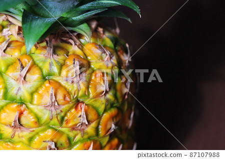 Close-up of pineapple 87107988