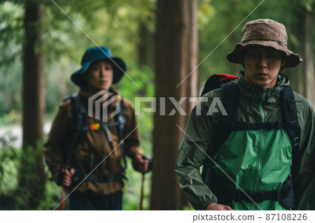 走在山路上的男人 走在山路上的男人 87108226
