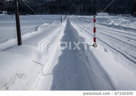 Roadways and sidewalks with snow [Hakuba-mura, Kitaazumi-gun] 87108300