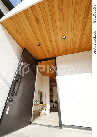 Porch and entrance of a new house 87108555