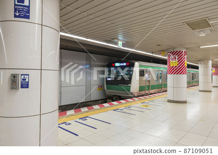 Home Tokyo Teleport Station Escalator Ceiling 87109051