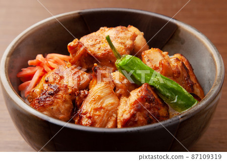 Chicken on rice 87109319