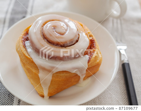 Cinnamon rolls and hot coffee Cinnamon rolls and hot coffee 87109677