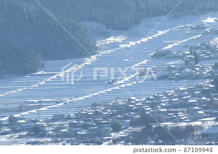 白雪覆蓋的稻田和村莊 87109948
