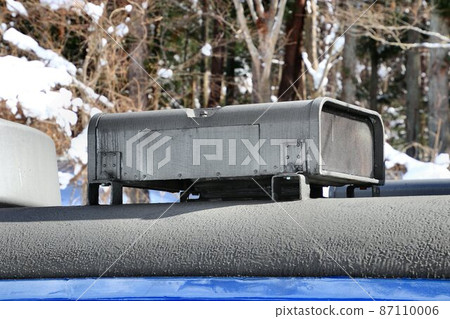 Ventilator mounted on the roof of a passenger car [push-type ventilator] 87110006