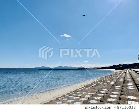 Kasugaura Beach under the blue sky [Mikawa Bay Quasi-National Park/Gamagori City, Aichi Prefecture] 87110038