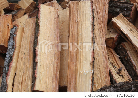 Freshly cracked and freshly made oak firewood Freshly cracked and freshly made oak firewood 87110136