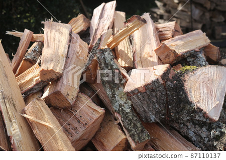 Freshly cracked and freshly made oak firewood 87110137