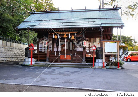 Climb the stairs to visit ... [Ikaho Shrine] 87110152