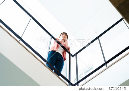 在內露台上放鬆的年輕女子 87110245