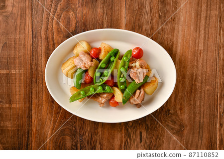 Steamed new potatoes and chicken with salt butter Steamed new potatoes and chicken with salt butter 87110852