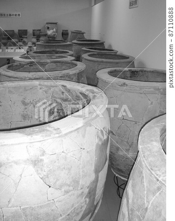 Jar burial excavated at Saga / Yoshinogari Historical Park 87110888