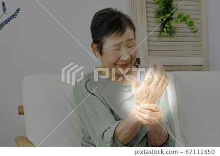 老婦人手疼 87111350