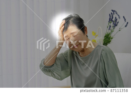 Elderly woman with a headache Living room Elderly woman with a headache Living room 87111358