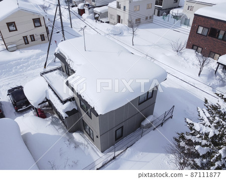 Roof the day after heavy snowfall (aerial view) 87111877