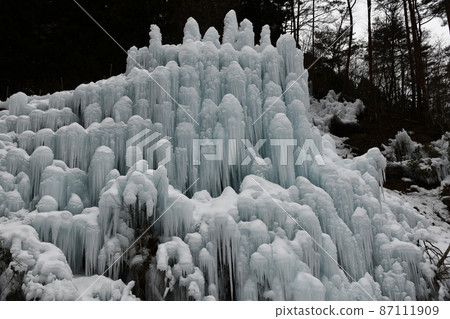 Icefall / spring water open space Icefall / spring water open space 87111909