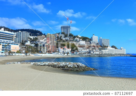 [靜岡縣]晴天下的熱海陽光海灘（熱海溫泉） 87112697
