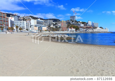 [靜岡縣]晴天下的熱海陽光海灘（熱海溫泉） 87112698