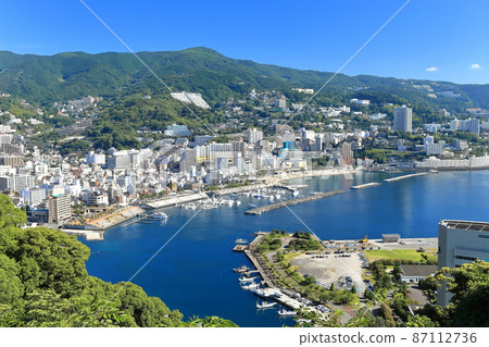 [靜岡縣] 晴空下的熱海溫泉街 87112736