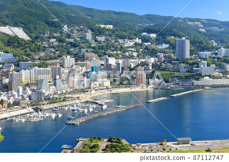 [靜岡縣] 晴空下的熱海溫泉街 87112747