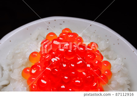 三文魚子碗北海道海鮮的特寫圖像 三文魚子碗北海道海鮮的特寫圖像 87112916