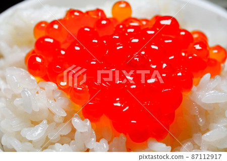 三文魚子碗北海道海鮮的特寫圖像 87112917