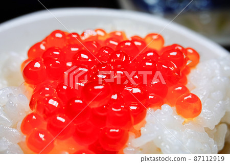 三文魚子碗北海道海鮮的特寫圖像 三文魚子碗北海道海鮮的特寫圖像 87112919