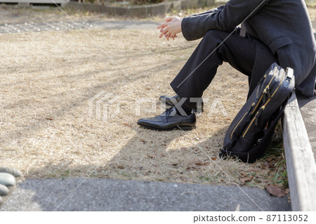 The feet of a man in a suit The feet of a man in a suit 87113052