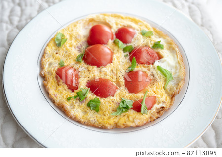 我用雞蛋、西紅柿和培根做了一個乳蛋餅作為早餐。 87113095