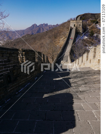 北京懷柔區城牆上的通道，在晴朗的冬天 87113109