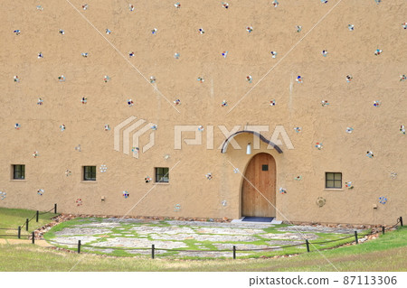 A building with a unique exterior (Tajimi City Mosaic Tile Museum, Tajimi City, Gifu Prefecture) 87113306