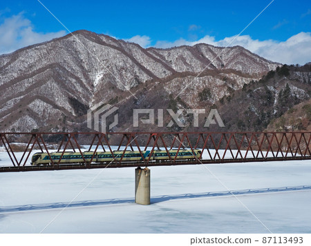 Train crossing the Yunishigawa Bridge 87113493